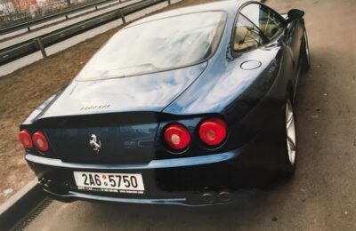 Supersport před salonem